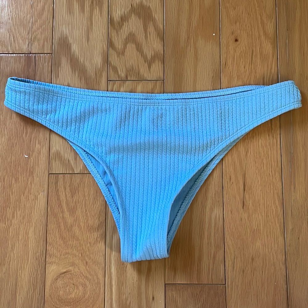 This bikini bottom is super cute and has never been worn!